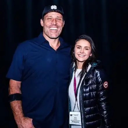 Нина Добрев влюбена в милионера Тони Робинс