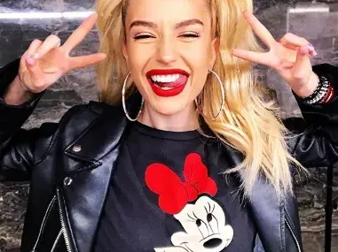 Пенсионерите в Силистра срещу Тита заради баща й! Оказа се, че именно те са платили скъпите й клипове