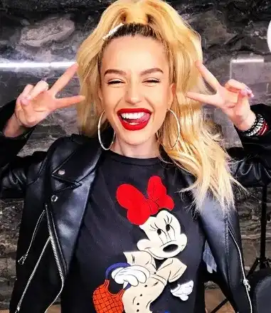 Пенсионерите в Силистра срещу Тита заради баща й! Оказа се, че именно те са платили скъпите й клипове