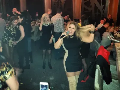 Рени крие килограми с дълги ботуши