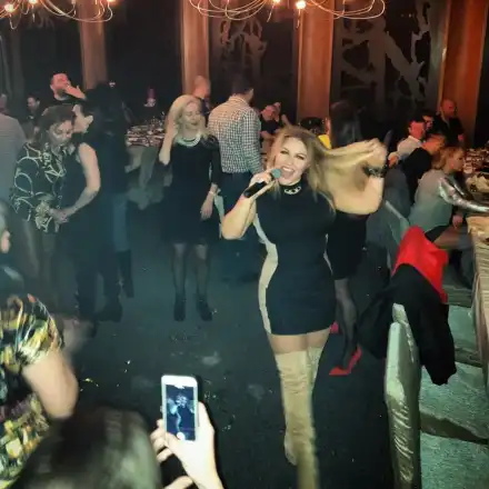 Рени крие килограми с дълги ботуши