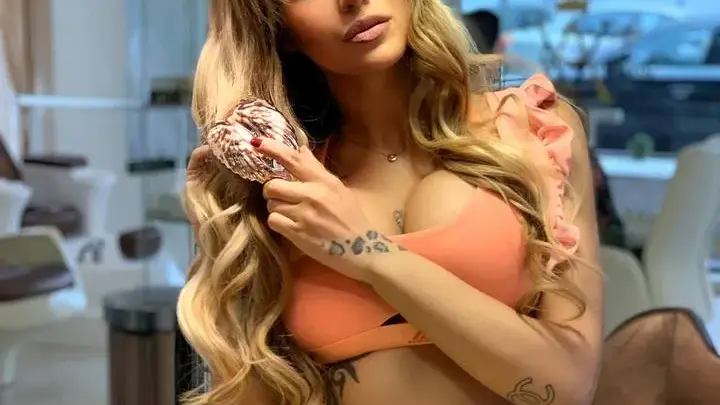 СМЯХ: Джулиана Гани остана без пъп