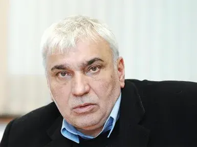 Стефан Димитров сменя евро, за да  си купи баничка