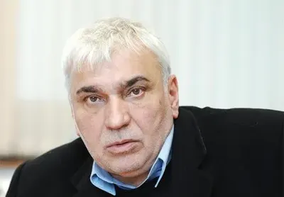 Стефан Димитров сменя евро, за да  си купи баничка