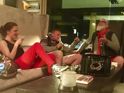 Вергов, Духовникова и Владо Пенев в самолетна драма! Актьорите станаха заложници на счупен аероплан