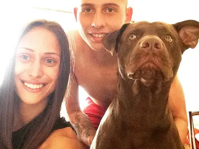 Вратар на ЦСКА спи с гадже и питбул