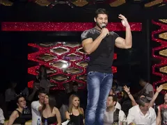 Фики Стораро лудува с шаферки, докато Гюлджан гледа бебето