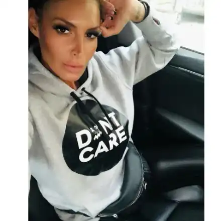 Златка яде в колата