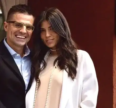 Андрей разхожда бебето на жълтите павета