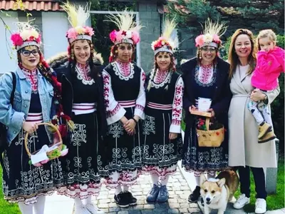 Бременната Вики Терзийска посреща лазарки