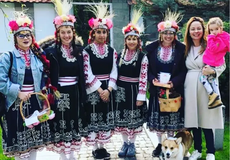 Бременната Вики Терзийска посреща лазарки