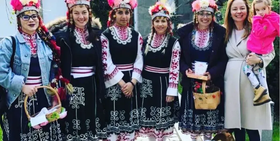 Бременната Вики Терзийска посреща лазарки