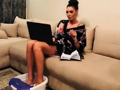 Черната Златка се фука с любимата си ваничка за крака