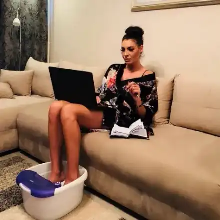 Черната Златка се фука с любимата си ваничка за крака