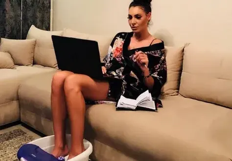 Черната Златка се фука с любимата си ваничка за крака