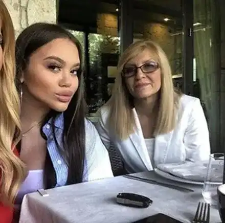 Дъщерята на Анелия става колежка на майка си