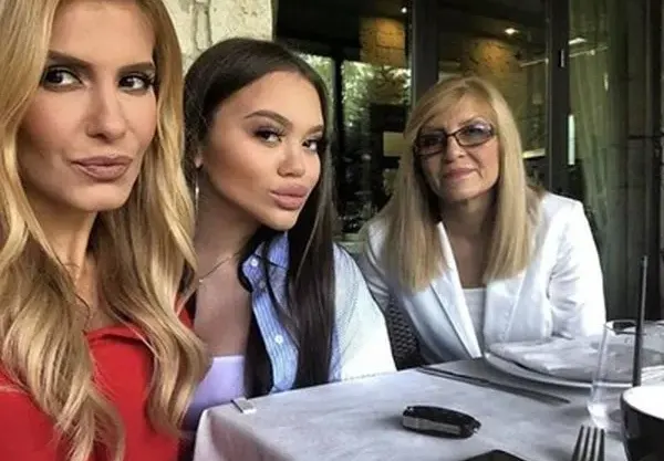 Дъщерята на Анелия става колежка на майка си