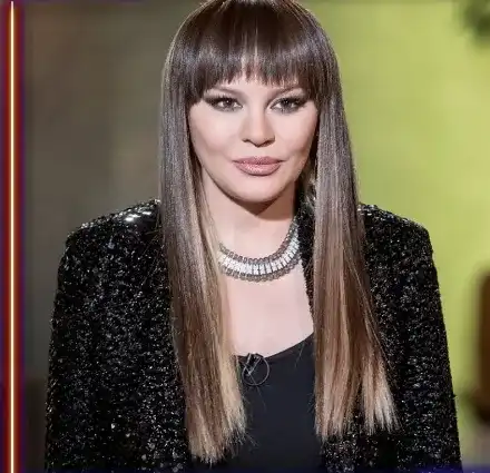 ДесиСлава крие кила с перука