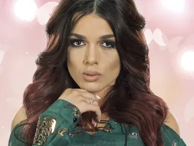 Диона с мустаци като малка