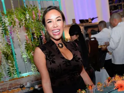 Джени Сушито пъчи 105см. бомби, обувките й са с размер 39.5, станала журналист преди 2 месеца + още неизвестни факти за хитрата златотърсачка