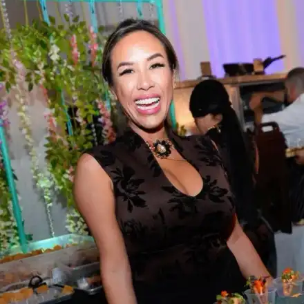 Джени Сушито пъчи 105см. бомби, обувките й са с размер 39.5, станала журналист преди 2 месеца + още неизвестни факти за хитрата златотърсачка