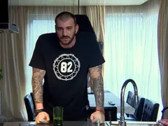 Емо Къртицата стана татко на момиченце