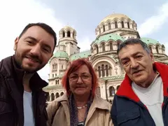 Ергенът Хекимян заживя с майка си и баща си