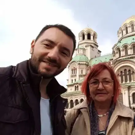 Ергенът Хекимян заживя с майка си и баща си