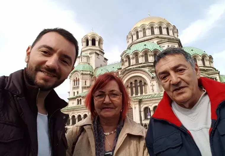 Ергенът Хекимян заживя с майка си и баща си