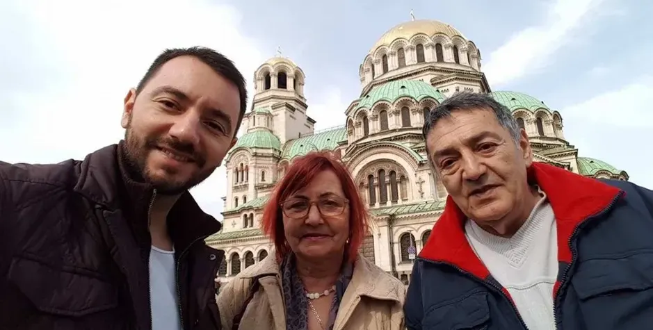 Ергенът Хекимян заживя с майка си и баща си