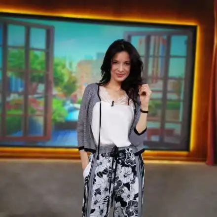 Фен на Яна Маринова я нарече шаран, тя го плаши с шамари