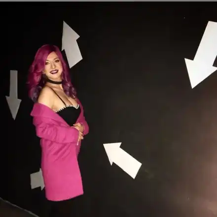 Йоана Драгнева с цикламена коса