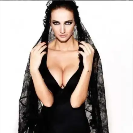 Жената на Бахаров показа бомби