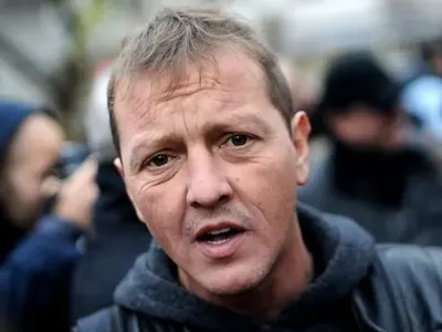 Жената на Попето му реди дрехите в куфара