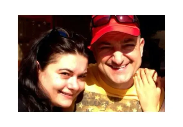 Жената на Зуека го дебне за любовници