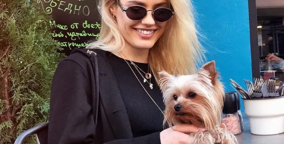 Кристин Илиева сгодена? (Вижте пръстена по-долу в галерията)