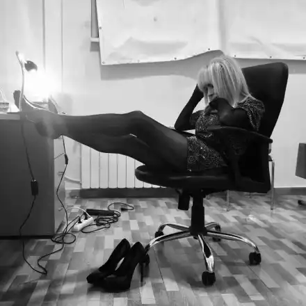 Лили опъна бедър на 80