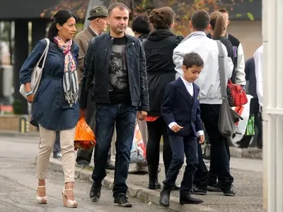 Маестрото разхожда децата в парка