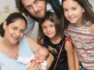 Мариана Попова остави бебето на бабите