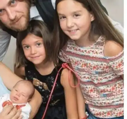 Мариана Попова остави бебето на бабите