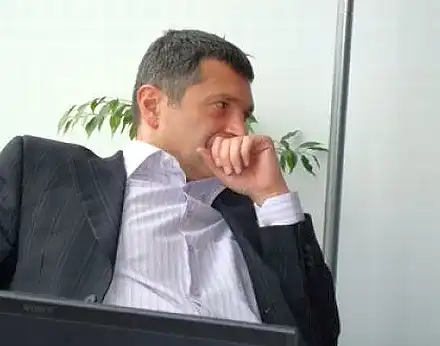 Милен Цветков похапва тортичка като пенсионер (Снимка)