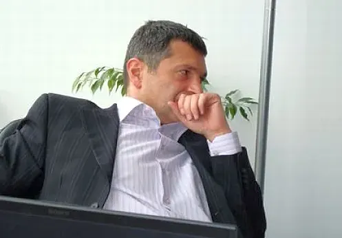 Милен Цветков похапва тортичка като пенсионер (Снимка)