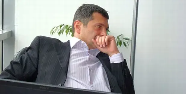 Милен Цветков похапва тортичка като пенсионер (Снимка)