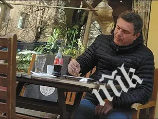 Милен Цветков похапва тортичка като пенсионер (Снимка)