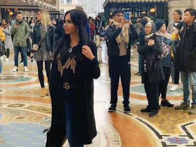 Мис Силикон на меден месец в Италия, пръска хилядарки в бутиците на Милано (Снимки)