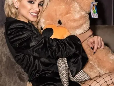 Плеймейтка проби в Русия, снима се с мечки