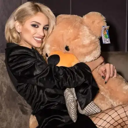 Плеймейтка проби в Русия, снима се с мечки