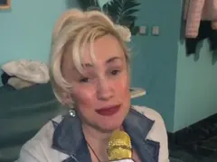 Сашка Васева пее на златен микрофон