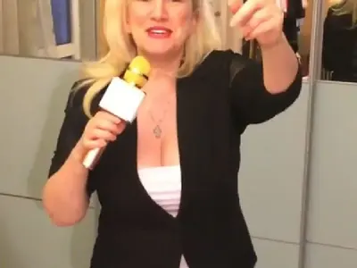 Сашка Васева пее на златен микрофон