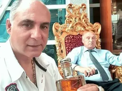 Синът на цар Киро направи златна корона и за кучето си